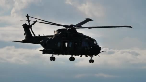 헬리콥터는 낮게 그리고 빠르게 수평으로 비행 한다 — 비디오