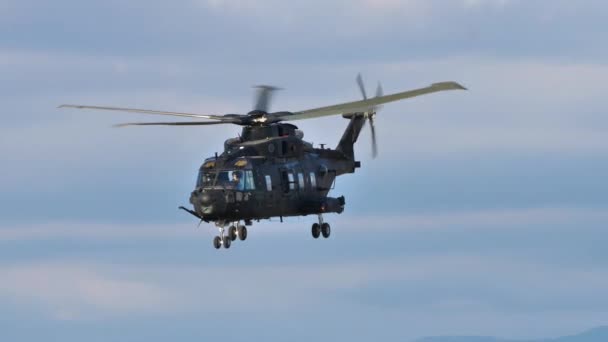 Helicóptero militar negro volando en el cielo — Vídeo de stock