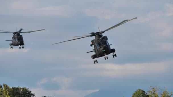 Zwei Hubschrauber fliegen im Anflug vorbei — Stockvideo