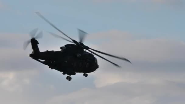 Helicóptero virar no céu — Vídeo de Stock