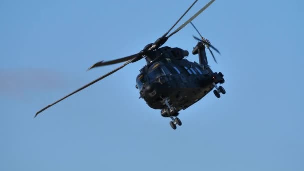 Italiaanse Luchtmacht zwarte militaire helikopter slaat rechtsaf in de lucht — Stockvideo