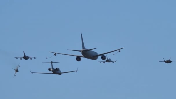 Aviões militares voam em formação simulando reabastecimento aéreo de um petroleiro — Vídeo de Stock