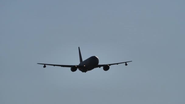 Pesawat militer tunggal Boeing KC-767 terbang tinggi di langit — Stok Video