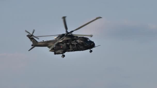 거대 한 현대 NATO 의군용 헬리콥터 가공중에서 비행하는 모습 — 비디오