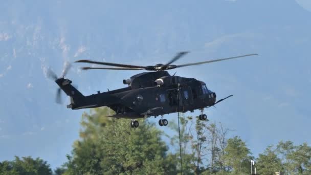 Soldats entraînement rapide de corde de l'hélicoptère en hoovering — Video