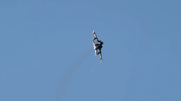 帕纳维亚旋风式战斗机低空飞行 — 图库照片
