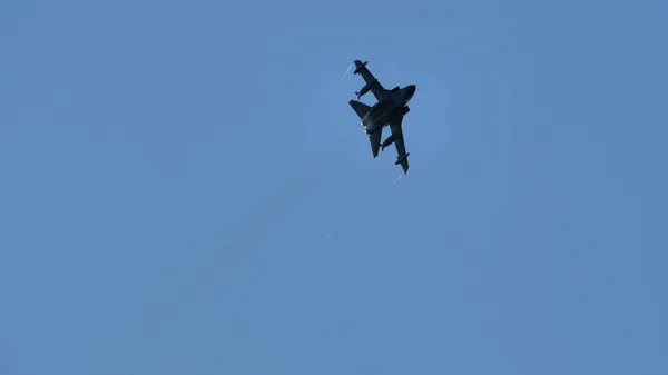 Panavia Tornado avion à réaction de combat passe bas dans le ciel — Photo