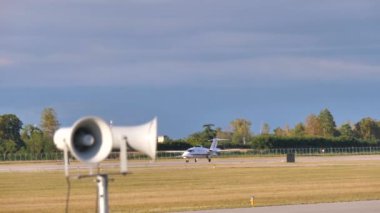 Piaggio P-180 Avanti uçağı havalanıyor ve uçuyor.