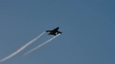 Kasırga Jet 'in gökyüzündeki akrobatik performansı