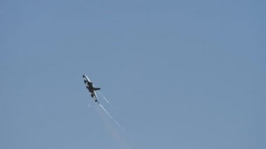 Gökyüzünde askeri jet manevrası.