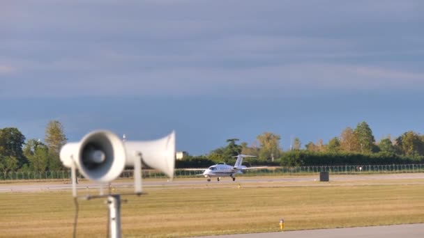 Piaggio P-180 Avanti型飞机起飞升空 — 图库视频影像