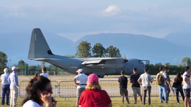 Toeschouwers kijken naar luchtmacht enorme transportvliegtuigen staan — Stockvideo