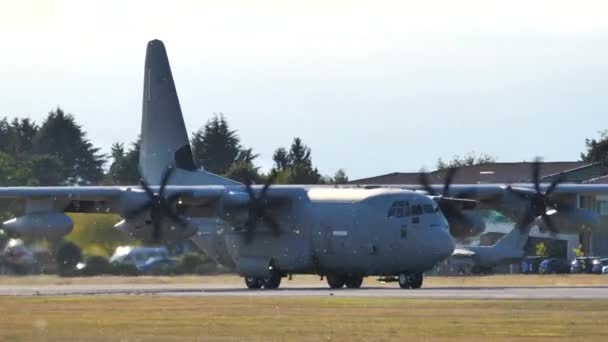 Militaire C-130 op baan. — Stockvideo