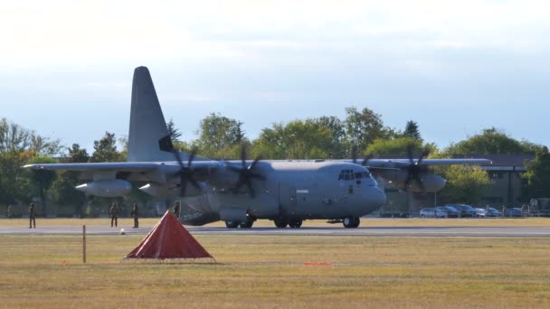 洛克希德 · 马丁C-130J军用飞机停放在跑道上 — 图库视频影像