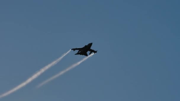 Wydajność akrobatyczna na niebie przez Tornado jet — Wideo stockowe