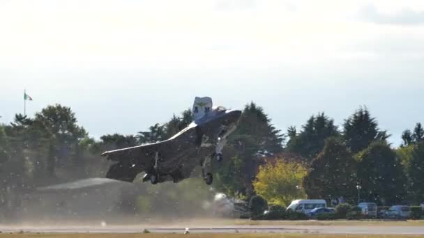 ステルス戦闘機ジェット航空ショーで離陸 — ストック動画