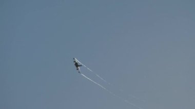 Kasırga uçağı gökyüzünde uçuyor.