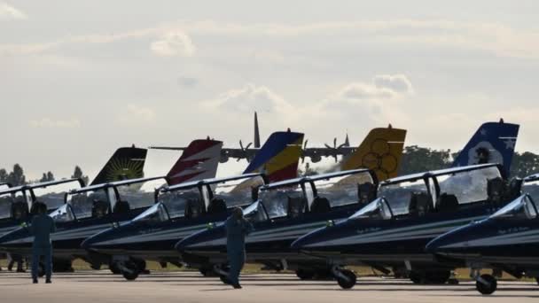 Aviones de carga de transporte militar aterrizan lentamente en pista de aterrizaje en espectáculo aéreo — Vídeos de Stock