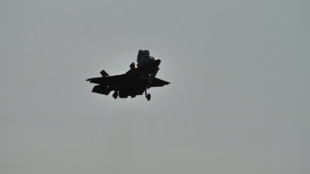 洛克希德 · 马丁F-35B喷气式飞机在空中垂直着陆 — 图库视频影像