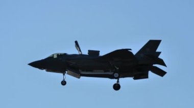 F-35B Askeri Gizli Savaş uçağı bir helikopter gibi havada süzülüyor.