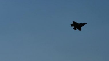 Askeri F-35 gizli savaş uçağı yüksek hızda gökyüzünden geçiyor.