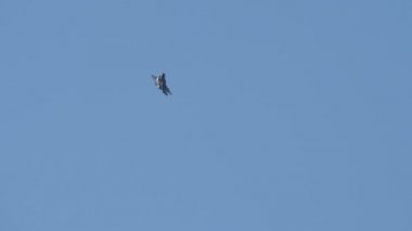 Lockheed Martin F-35B savaş uçağı süpersonik hızda gökyüzünden geçiyor.