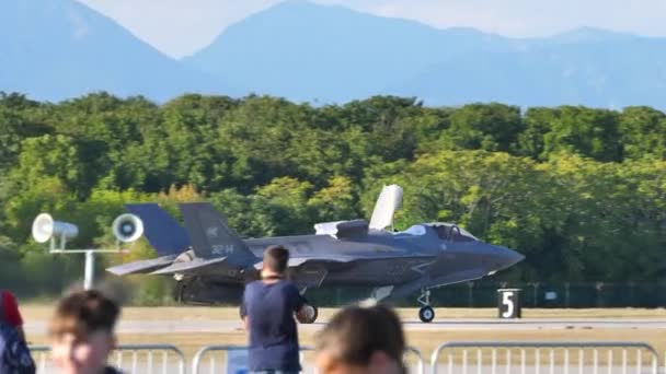 F-35B myśliwiec samolot krótki start na pasie startowym przed tłumem — Wideo stockowe