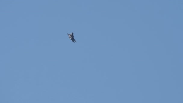 Lockheed Martin F-35B savaş uçağı süpersonik hızda gökyüzünden geçiyor. — Stok video