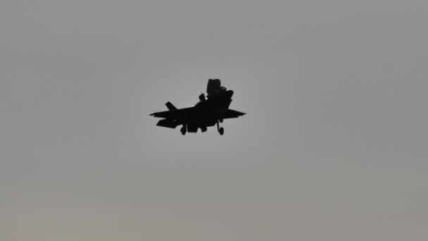 Black Lockheed Martin F-35B vliegtuig passeren door overhead in zweven — Stockvideo