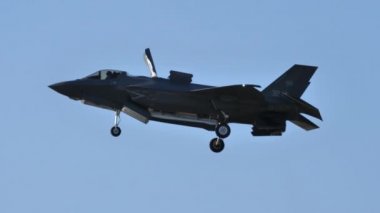 Askeri jet uçakları havada süzülüyor.