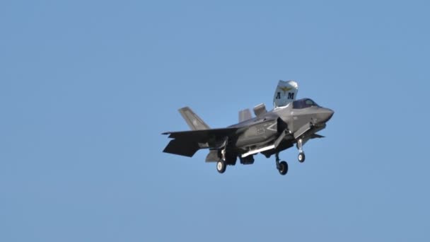 F-35 myśliwiec stealth w locie stacjonarnym na błękitnym bezchmurnym niebie — Wideo stockowe