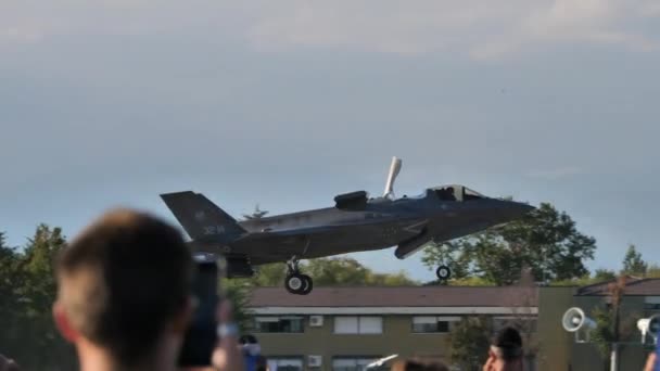 F-35B short landing demonstration in front of public — Stock Video