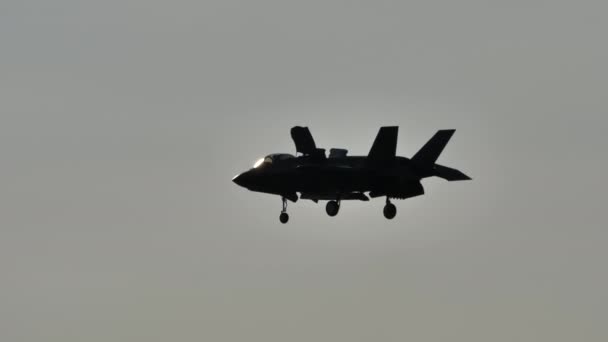 Silhueta de uma aeronave militar da OTAN de última geração em voo estacionário — Vídeo de Stock