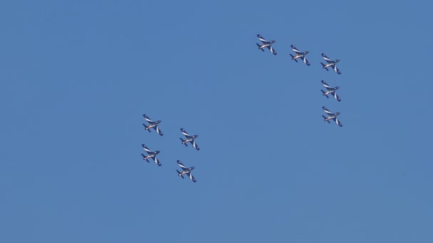 Reunión compleja en vuelo de dos equipos aerobáticos militares en formación estrecha — Vídeos de Stock