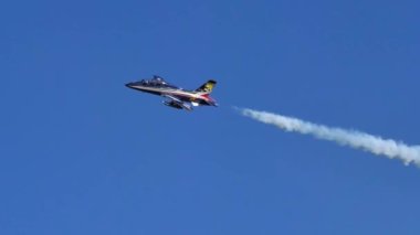 Askeri akrobatik uçak, pilotluk yeteneklerini gösteren ters bir rulo yapar.