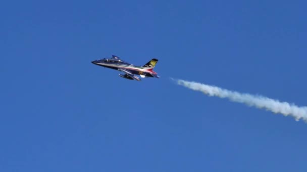 Military aerobatic plane performs an inverted roll showing the skills of pilot — Stock Video