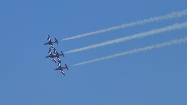 Diamantene Formation von Militärflugzeugen am blauen Himmel mit weißen Spuren — Stockvideo
