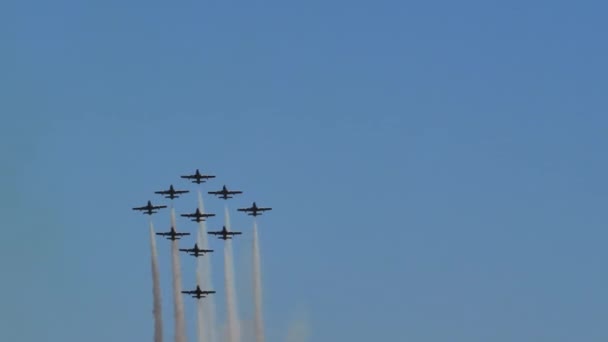 Formation of military aerobatic planes climbs vertically and divides into three — Stock Video