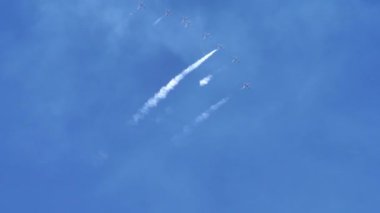Akrobatik takım düzeni dokuz farklı yöne ayrılıyor. Bomba.