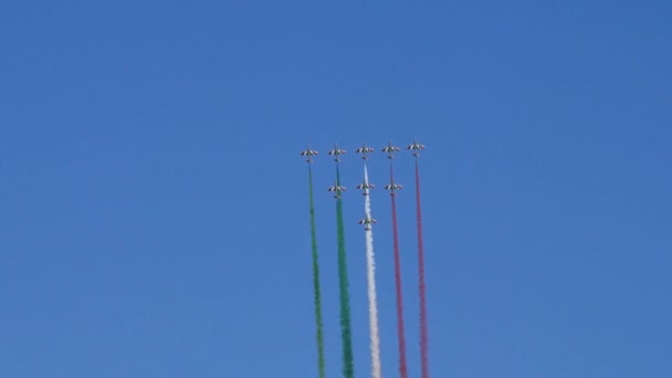 Le Frecce Tricolori disegnano la bandiera rossa bianca e verde italiana nel cielo blu — Video Stock