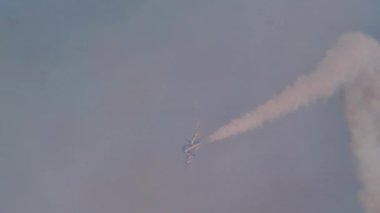 Askeri uçaklar iniş takımları çıkarılmış bir dizi rulo yapar.