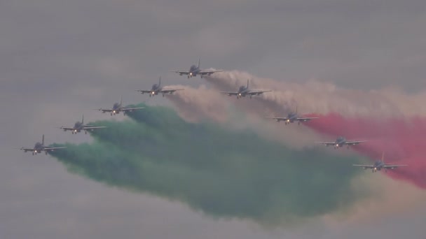 Cel mai mare steag italian desenat pe cer de fumul săgeților Tricolor — Videoclip de stoc