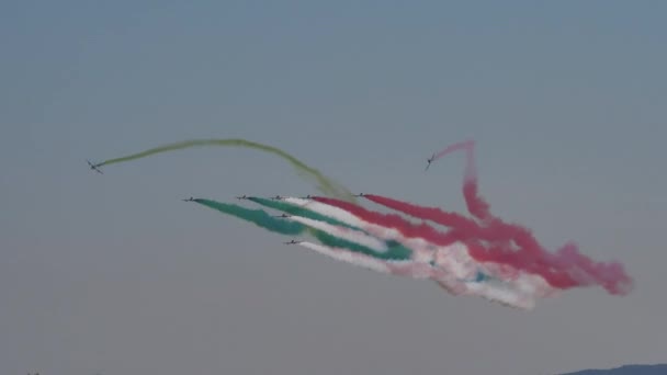 Equipe aeróbica Frecce Tricolori com fumaça colorida como bandeira italiana — Vídeo de Stock