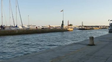 Günbatımında limanda lüks yatlar