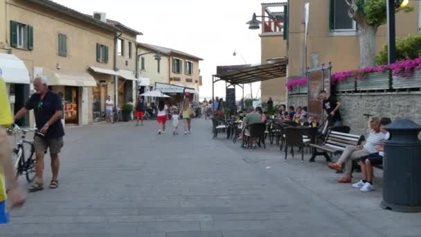 Turyści spacerują po zabytkowym centrum średniowiecznego włoskiego miasta o zachodzie słońca — Wideo stockowe