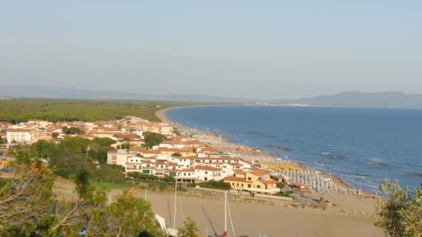Vacanza mediterranea città storica con spiaggia di sabbia panorama dall'alto — Video Stock
