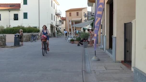 Turyści spacerują ulicami Castiglione della Pescaia o zachodzie słońca w lecie — Wideo stockowe