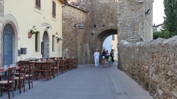 Camminando verso la porta delle mura in pietra di una storica città medievale — Video Stock