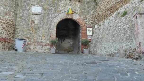 Porta ad arco nelle mura di pietra di una città medievale — Video Stock