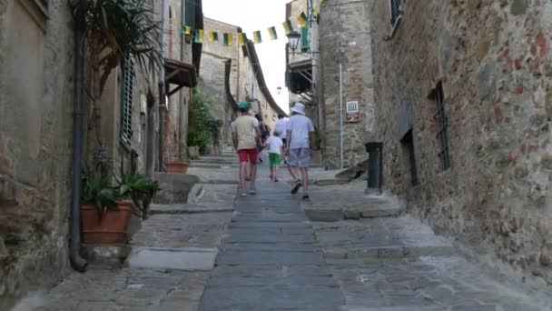 Camminando su una stretta strada di pietra in salita in una città antica — Video Stock